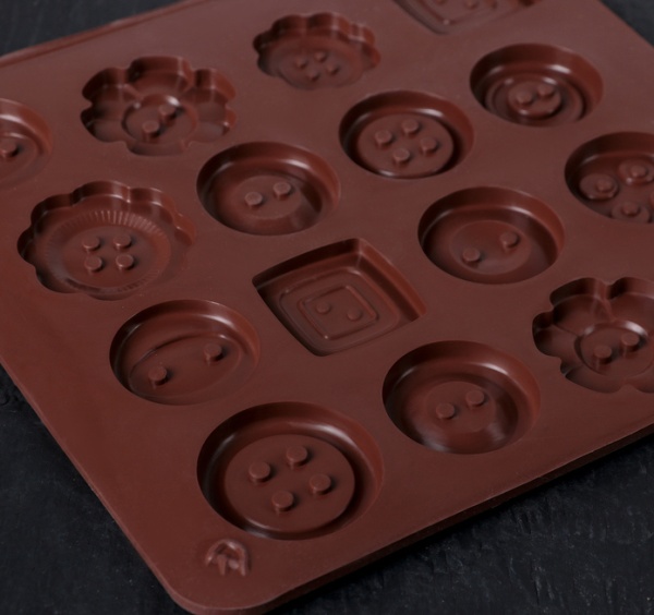 Форма для льда и кондитерских украшений Доляна «Пуговки», 17,4×16,5×0,4 см, 16 ячеек