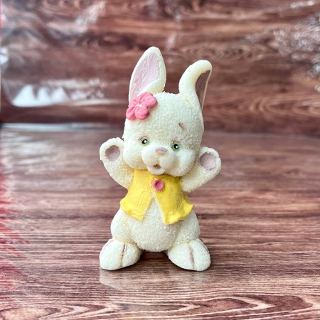 Фигурка из шоколадной глазури "Зайка" лапки вверх , желтое платье