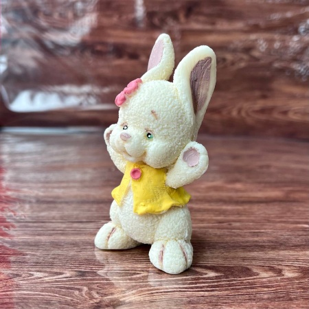 Фигурка из шоколадной глазури "Зайка" лапки вверх , желтое платье