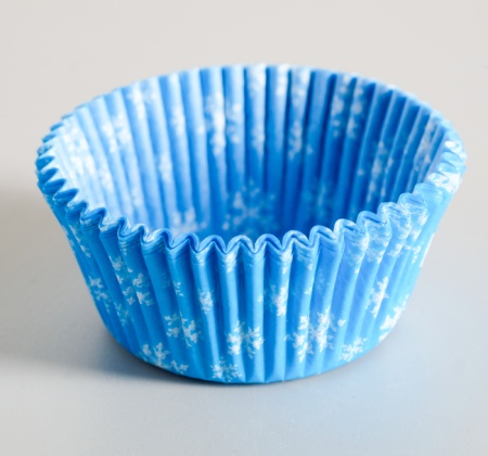 Капсула бумажная для капкейков (тонкая) 50x30 мм, голубая со снежинками, 1 шт