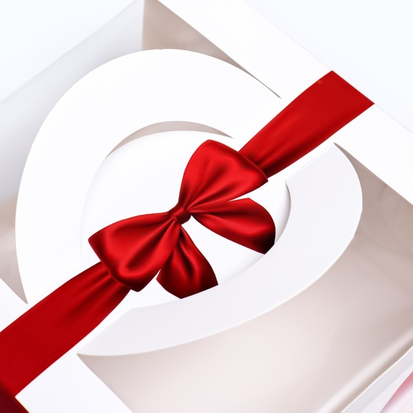 Коробка под бенто-торт с окном "Красный бант" 14 х 14 х 8 см