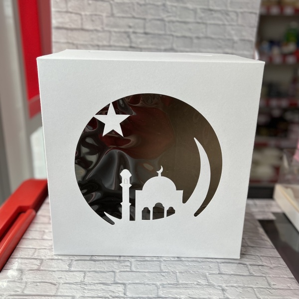 Коробка для торта МЕЧЕТЬ, белая с окном хром-эрзац 300*300*190 мм