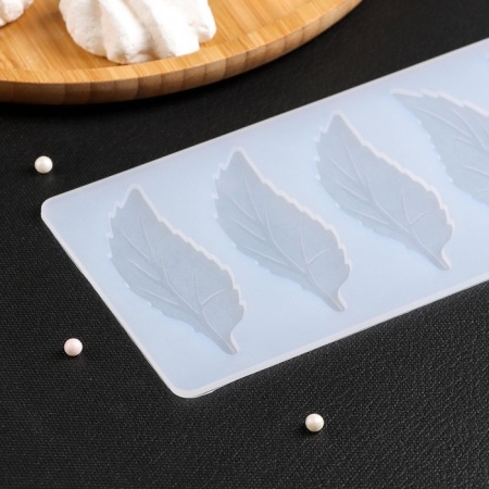 Силиконовый мат для отливки шоколада «Листочки», 6 ячеек, 22×9×0,3 см