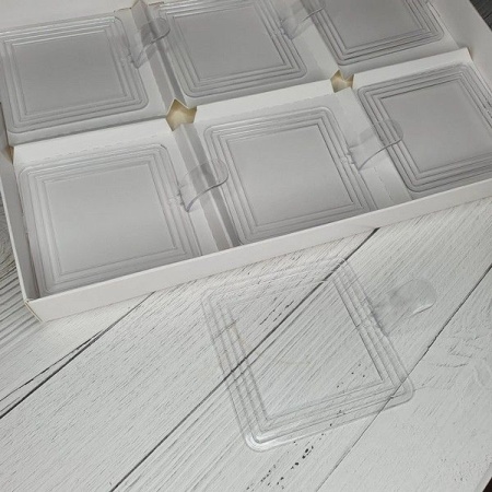 Подложка для пирожного пластиковая прозрачная КВАДРАТ 7,2*7,2 см  (Сольерка)