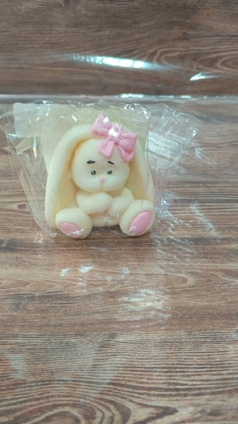 Фигурка из шоколадной глазури "Зайка с бантиком " розовый