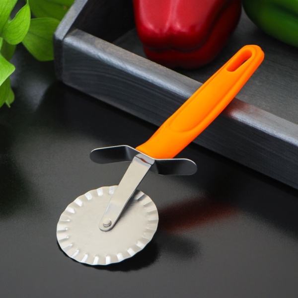 Нож для пиццы и теста Доляна «Оранж», 19 см, ребристый