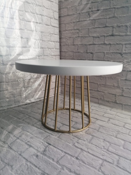 Тортовница деревянная на металлической ножке, d-30 см, h-17,5 см, белый/золото